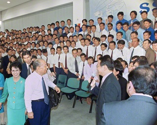 シンガポール創価学会本部を初訪問し、同志を励ます池田先生（20’00年11月）。この3度目の同国訪問では、ナザン大統領と会見。同大統領は先生に、「創価学会は、社会と国家に、素晴らしい貢献をしてくださっています」と語った