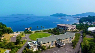 香川・高松市の四国研修道場。同道場には、学会歌「紅の歌」の歌碑が立つ。「紅の歌」は、四国男子部の有志が作成した歌詞案に池田先生が二十数回の推敲を重ね、誕生した。11月14日に誕生45周年を迎える