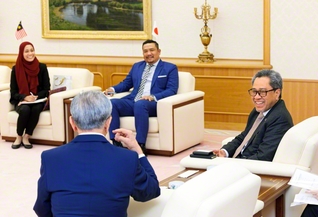 和やかに語り合う、マレーシアのロジアン駐日大使（右端）と原田会長（学会本部第2別館で）