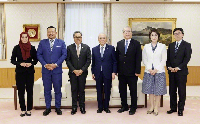 ロジアン大使（左から3人目）一行が原田会長らと記念のカメラに（同）