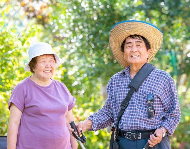 自宅の庭で瀬賀さん㊨が妻・みどりさんと穏やかに語り合う