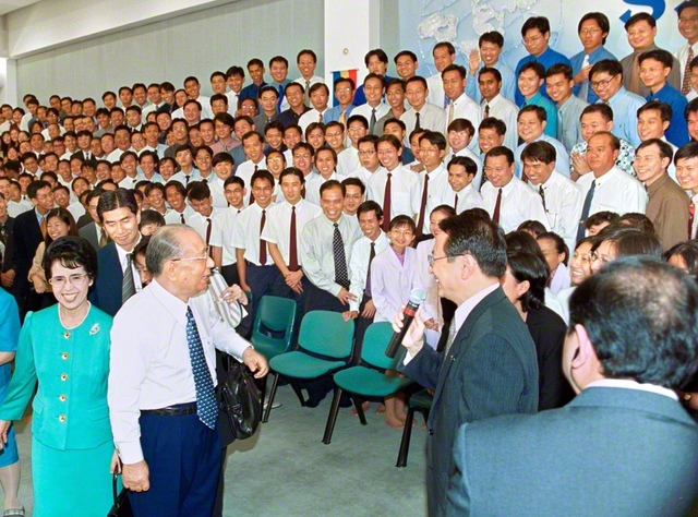 シンガポール創価学会本部を初訪問し、同志を励ます池田先生（2000年11月）。この3度目の同国訪問では、ナザン大統領と会見。同大統領は先生に、「創価学会は、社会と国家に、素晴らしい貢献をしてくださっています」と語った