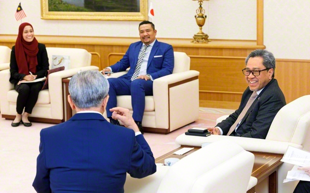 和やかに語り合う、マレーシアのロジアン駐日大使（右端）と原田会長（学会本部第2別館で）