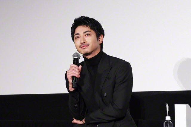 奈緒の兄・亮介に扮する木村達成