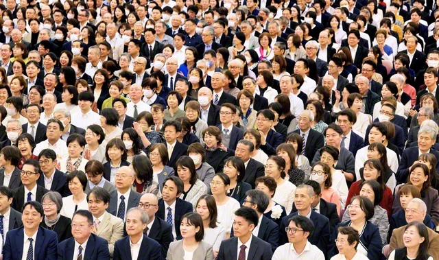 使命の天地で勝利の旗を打ち立てゆくことを約し合った、社会部の首都圏大会。音楽隊・しなの合唱団が歌声を披露し、会合に花を添えた（巣鴨の東京戸田記念講堂で）