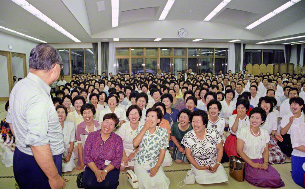 1988年8月6日、関東と長野の代表が集まった研修会。池田先生のユーモアに友の笑顔がはじけた（軽井沢の長野研修道場で）