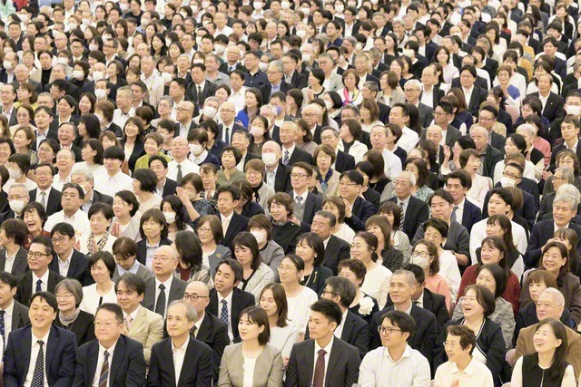 使命の天地で勝利の旗を打ち立てゆくことを約し合った、社会部の首都圏大会。音楽隊・しなの合唱団が歌声を披露し、会合に花を添えた（巣鴨の東京戸田記念講堂で）
