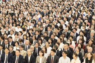 使命の天地で勝利の旗を打ち立てゆくことを約し合った、社会部の首都圏大会。音楽隊・しなの合唱団が歌声を披露し、会合に花を添えた（巣鴨の東京戸田記念講堂で）