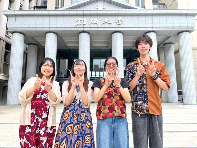 「Waka　Waka　Kenya」の設立メンバー。頭文字の「W」を表すポーズで（右から西松さん、飯田さん、山本さん、前沢さん）