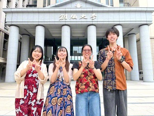 「Waka　Waka　Kenya」の設立メンバー。頭文字の「W」を表すポーズで（右から西松さん、飯田さん、山本さん、前沢さん）