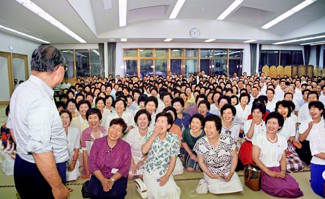 1988年8月6日、関東と長野の代表が集まった研修会。池田先生のユーモアに友の笑顔がはじけた（軽井沢の長野研修道場で）