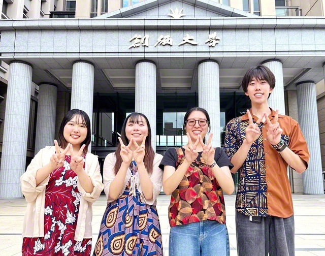 「Waka　Waka　Kenya」の設立メンバー。頭文字の「W」を表すポーズで（右から西松さん、飯田さん、山本さん、前沢さん）