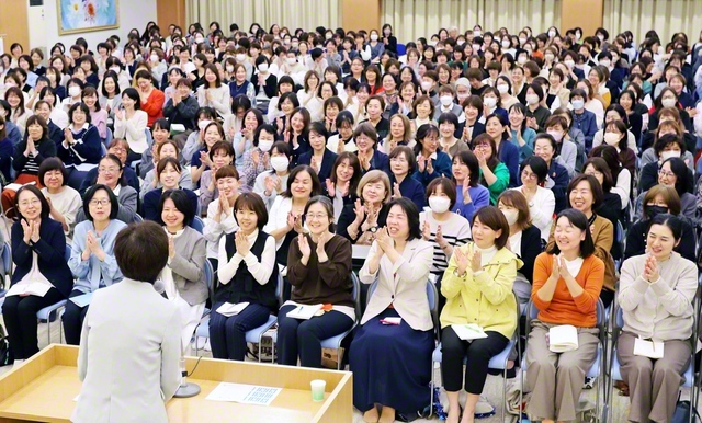 第2総東京女性部の集い。スペシャルゲストとして声優・歌手の本名陽子さんが歌のエールを送った（立川文化会館で）