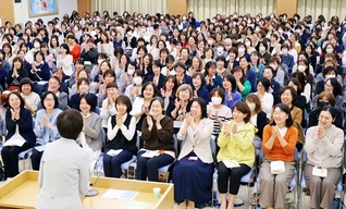 第2総東京女性部の集い。スペシャルゲストとして声優・歌手の本名陽子さんが歌のエールを送った（立川文化会館で）