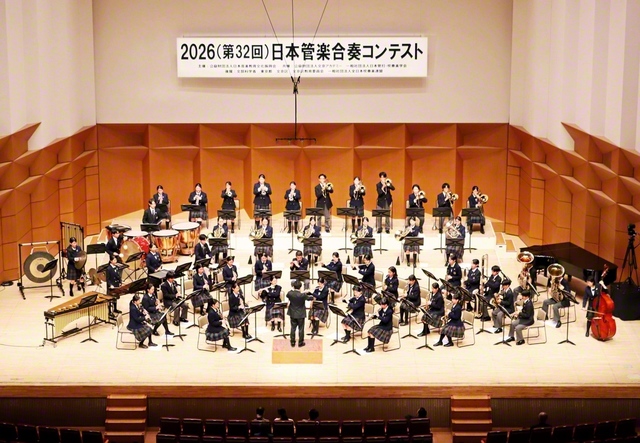 伸びやかなハーモニーを奏でた創価高校の吹奏楽部（25日、同）