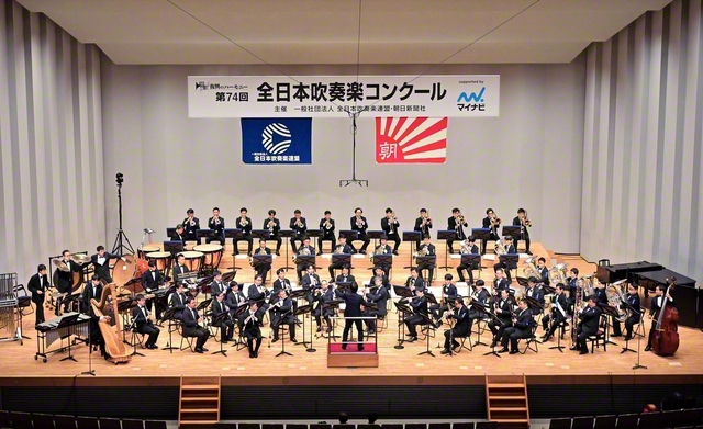 「関西吹奏楽団」が重厚な音色で聴衆の心を打った（同）