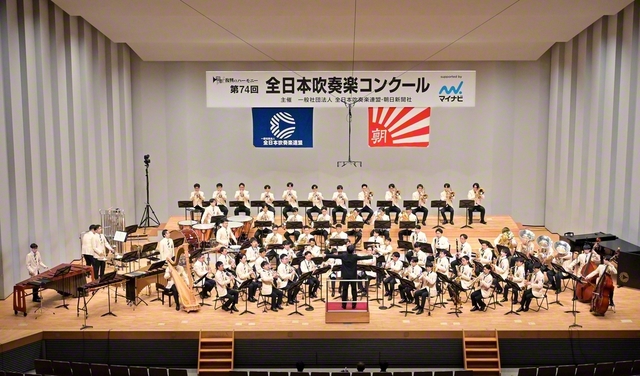 心一つに迫力のサウンドを披露した「創価グロリア吹奏楽団」（東京・府中の森芸術劇場で）