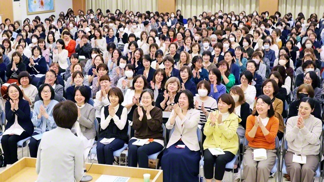 第2総東京女性部の集い。スペシャルゲストとして声優・歌手の本名陽子さんが歌のエールを送った（立川文化会館で）