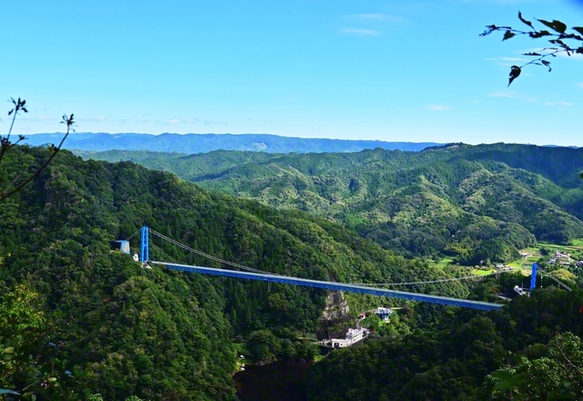 【茨城　竜神大吊橋】つり橋の「のぞき窓」からはスリルも体感できる（那珂インターチェンジから車で約40分）