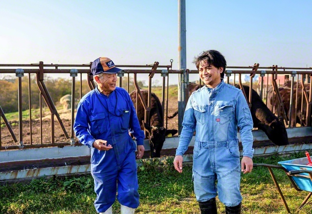 作業の合間も笑顔が絶えない及川さん㊧と実習生