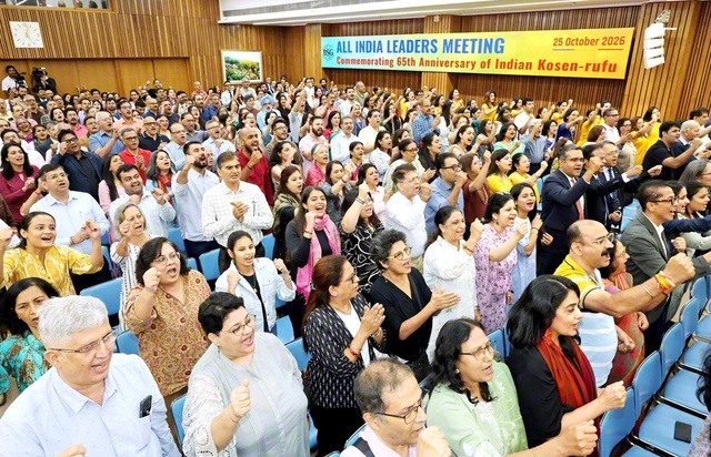 さあ、共に新たな前進を！――愛唱歌「先駆者の歌」を合唱するインド創価学会の友。全国幹部会は国内175会場に放映された（ニューデリーのインド創価学会本部で）