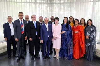 インド創価学会の最高会議に参加した各部のリーダーが、原田会長ら訪問団と記念のカメラに（25日、BSG本部で）