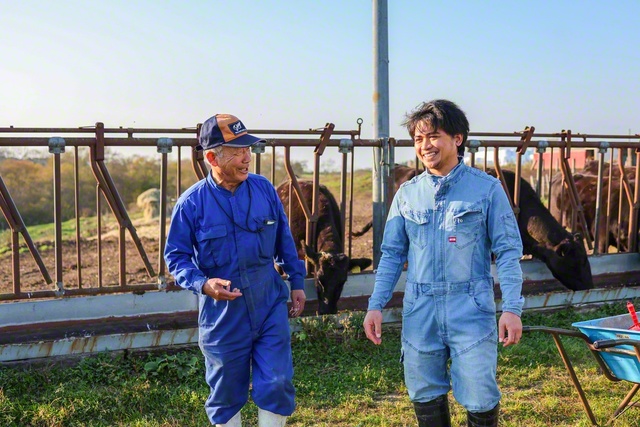 作業の合間も笑顔が絶えない及川さん㊧と実習生