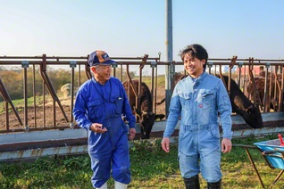 作業の合間も笑顔が絶えない及川さん㊧と実習生