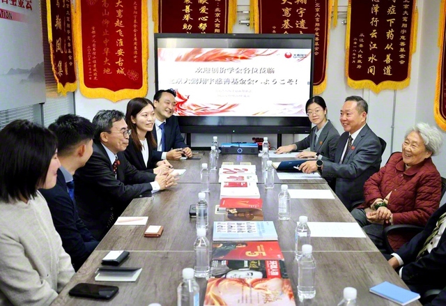 学会訪中団と和やかに懇談する周秉徳氏（右端、北京市内で）