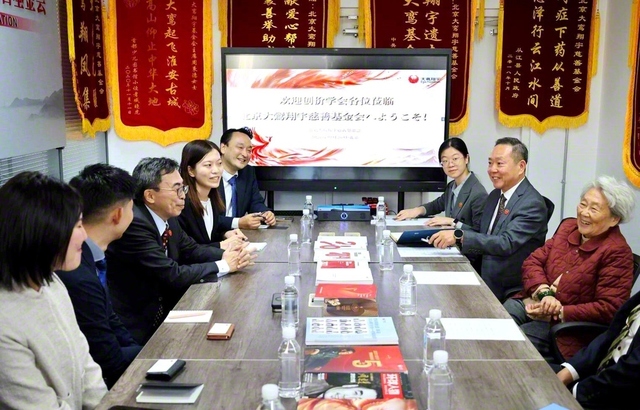 学会訪中団と和やかに懇談する周秉徳氏（右端、北京市内で）
