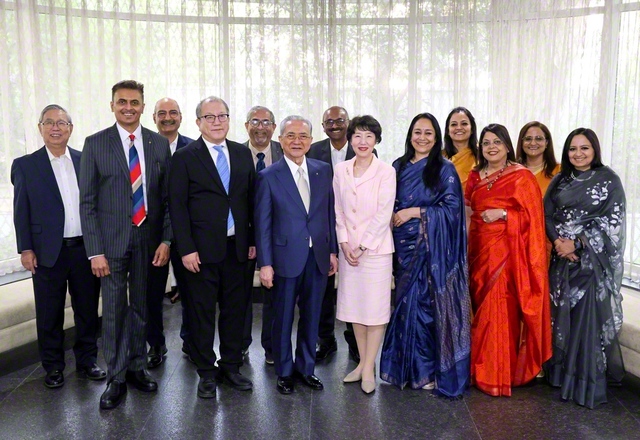 インド創価学会の最高会議に参加した各部のリーダーが、原田会長ら訪問団と記念のカメラに（25日、BSG本部で）