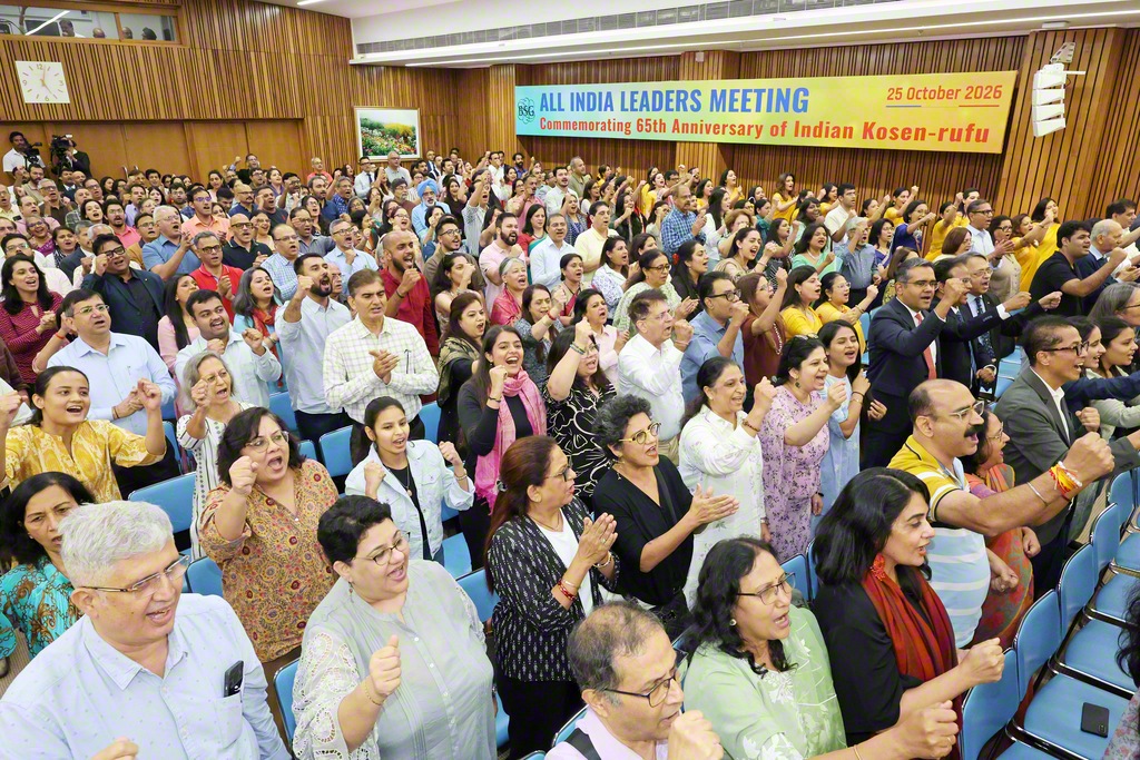 さあ、共に新たな前進を！――愛唱歌「先駆者の歌」を合唱するインド創価学会の友。全国幹部会は国内175会場に放映された（ニューデリーのインド創価学会本部で）