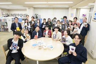 創価大学の「SRP」の学生と職員が“推しの一書”を手に（同大学中央図書館で）
