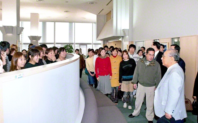 2004年1月22日、創価大学の中央図書館を訪れた創立者・池田大作先生が、居合わせた学生たちを励ます。その折に創立者が贈った言葉の中から五つが「創価大学図書館指針」として制定された。「読書は黄金の輝き」「読書は勝利者の源泉」「読書は幸福の伴侶なり」「読書は偉人への道」「良書を読め　悪書を叩け　それが正義の人なり」――と