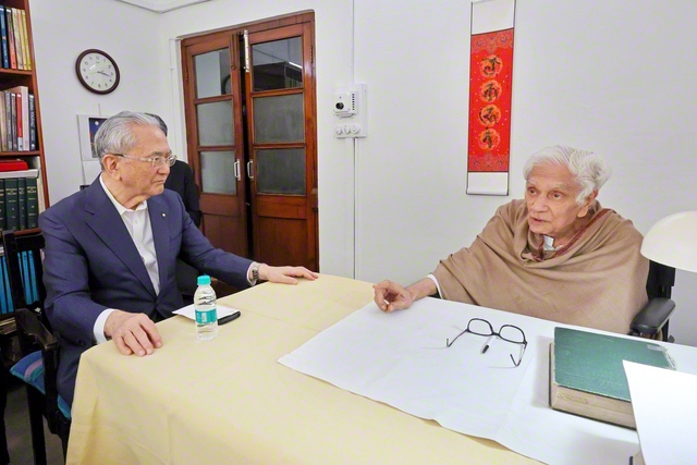 原田会長らインド訪問団がロケッシュ・チャンドラ博士㊨の自宅を訪問。日印の文化交流などを巡り語り合った(ニューデリーで)