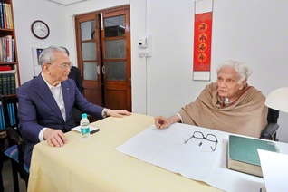 原田会長らインド訪問団がロケッシュ・チャンドラ博士㊨の自宅を訪問。日印の文化交流などを巡り語り合った（ニューデリーで）