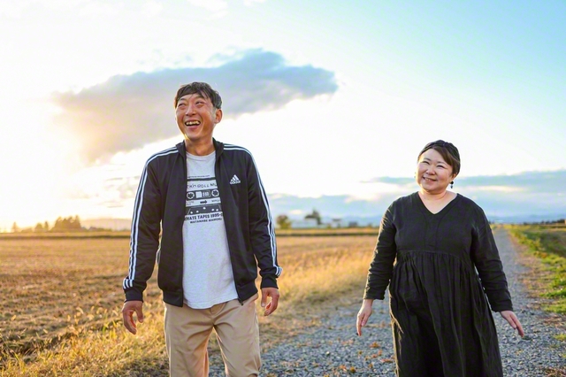 どんな時も、淡々と前向きな由川さん㊧。「その性格にたくさん助けてもらいました」と、妻・亜弥さん。秋の光が二人を優しく包む