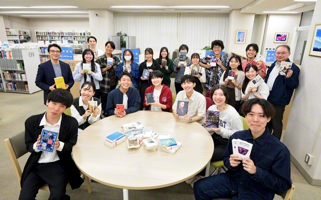 1階のラーニング・コモンズで「SRP」の学生と職員が“推しの一書”を手に