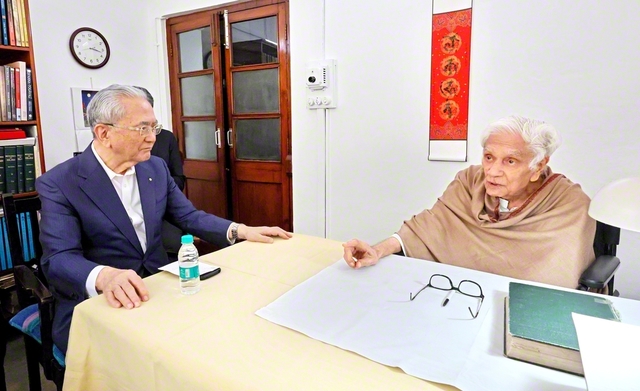原田会長らインド訪問団がロケッシュ・チャンドラ博士㊨の自宅を訪問。日印の文化交流などを巡り語り合った（ニューデリーで）