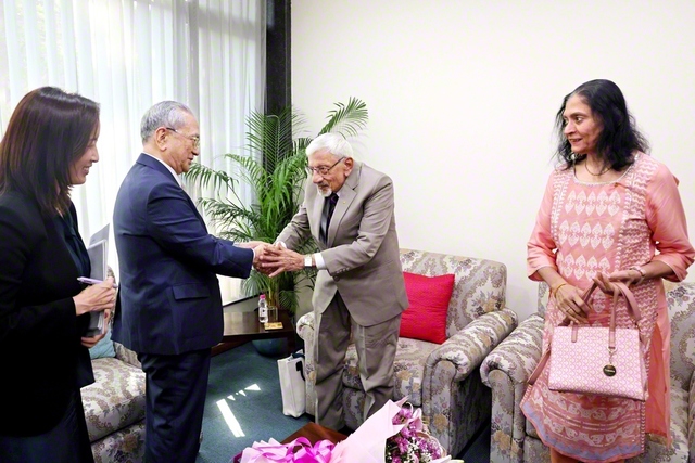 原田会長が、インド広布の礎を築いたシャルマ名誉副議長（右から2人目）、レディ名誉副議長（右端）の功労をたたえた（BSG本部で）