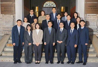 創価学会訪中団と中国社会科学院日本研究所の研究員らが記念のカメラに。同研究所は本年設立45周年を迎えた（27日、北京市内で）