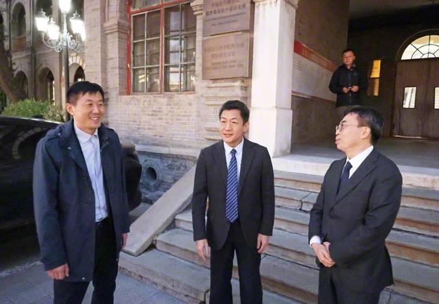 中国社会科学院日本研究所の呉副所長（中央）、蘇副所長（左端）が訪中団を歓迎