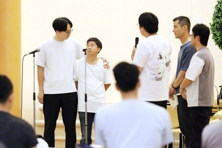 総岡山男子部の「教学グランプリ」。各チームが寸劇で御書に触れながら、信心の疑問に答えた（岡山文化会館で）