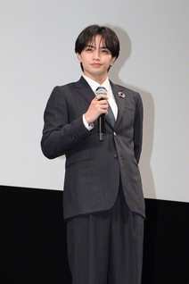 オープニングセレモニーであいさつする中島健人
