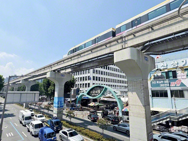大邱を代表する西門市場。あらゆるものがそろい、観光スポットにもなっている。そばにはモノレールが走り、連日、多くの人でにぎわう