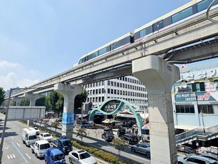 大邱を代表する西門市場。あらゆるものがそろい、観光スポットにもなっている。そばにはモノレールが走り、連日、多くの人でにぎわう