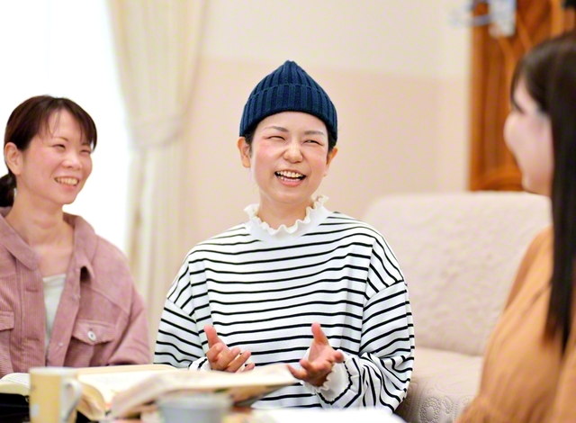 女性部員と近況を語り合う亀竹さん㊥。自らの姿で体験を語り、希望を広げる