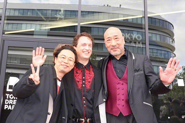 穴山小助役の浜野謙太㊧、筧十蔵役のジョエル・ディカーソン㊥、望月六郎役の牧野公昭