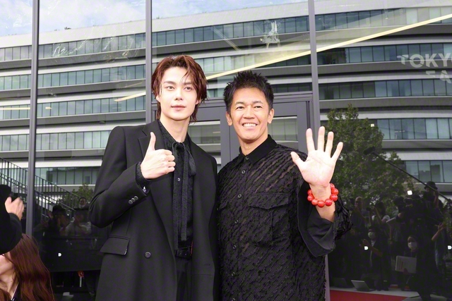 三好清海役の今井竜太郎㊧と三好伊佐役の武井壮