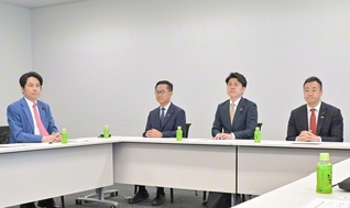 衆院選挙制度の見直しに関する政党間協議に臨む公明党の中野洋昌政調会長（右から2人目）＝衆院第1議員会館で